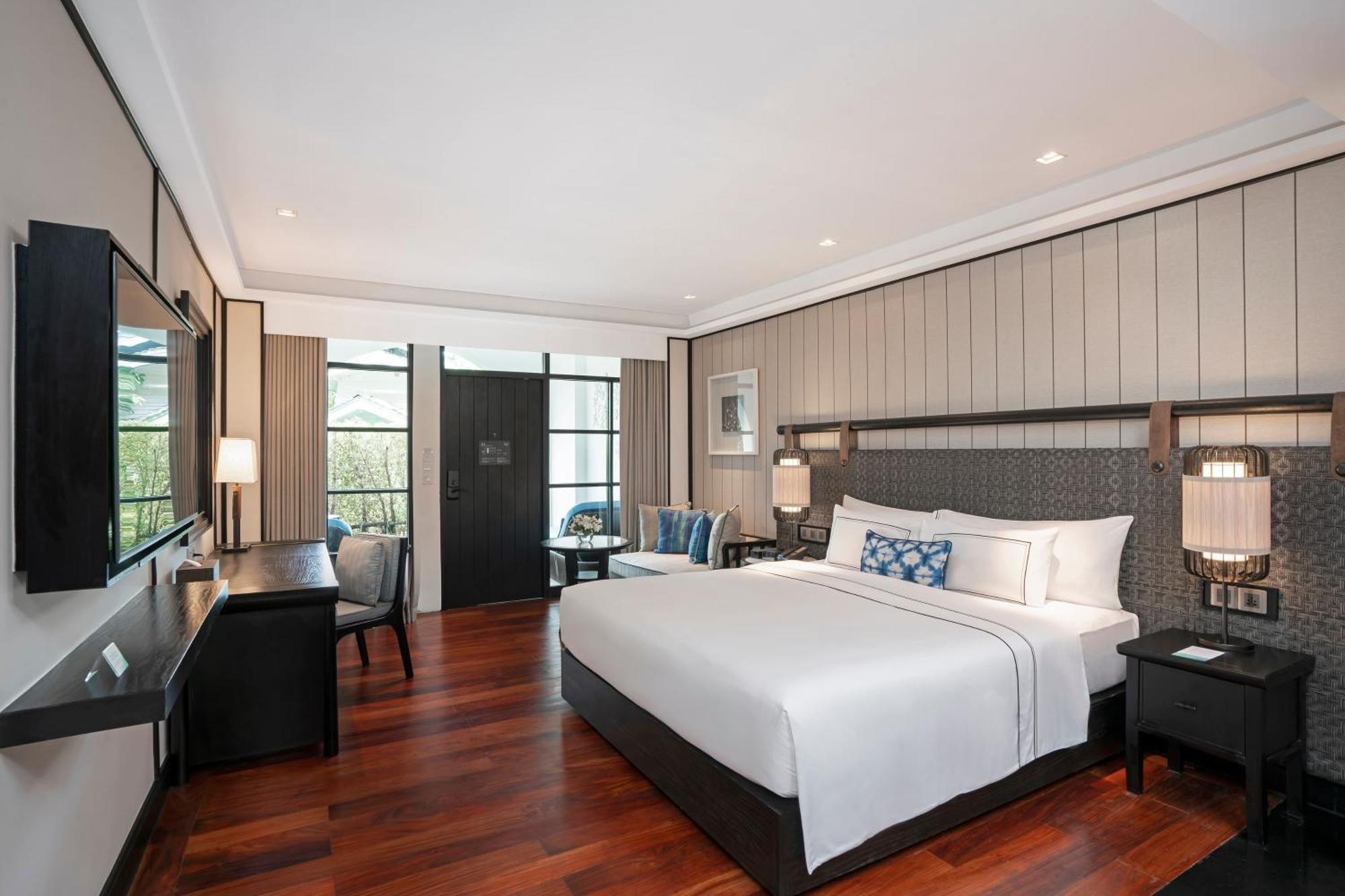 Premium Poolside Room